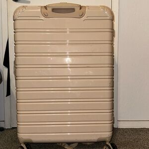 Like new hardshell suitcase used once size 28inch